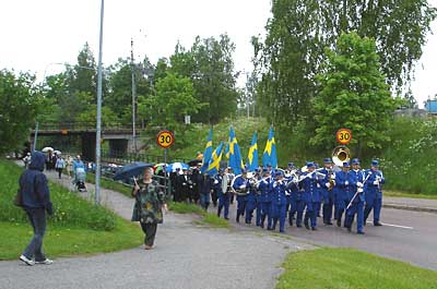 Kolbäcks musikkår leder paraden